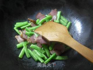 蘑菇酱肉炒梅豆的做法步骤：4