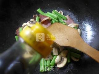 蘑菇酱肉炒梅豆的做法步骤：6