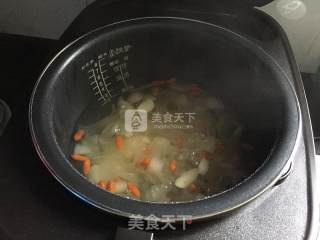 银耳百合雪梨汤的做法步骤：7