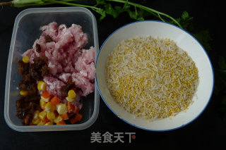 海参肉饼小米饭的做法步骤：1
