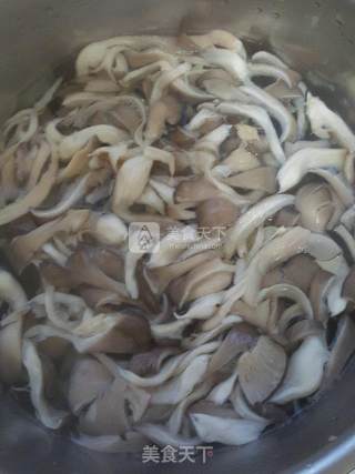 平菇炒鸡蛋的做法步骤：2