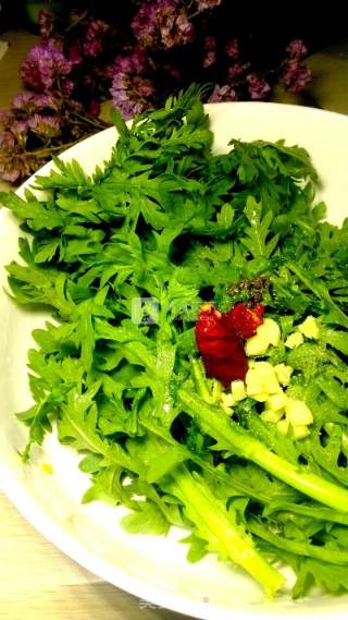 清新刮油快手菜——麻油淋茼蒿的做法步骤：4