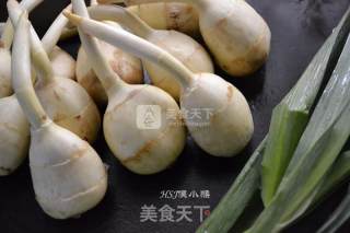 慈姑红焖肉的做法步骤：1