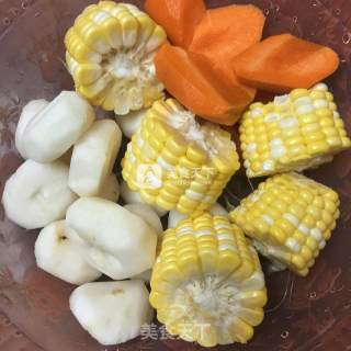 玉米胡萝卜鸡汤的做法步骤：1