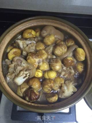 板栗焖猪蹄的做法步骤：6