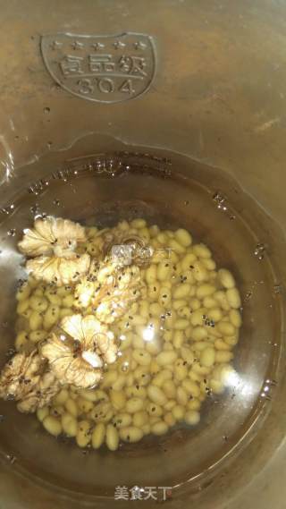 核桃黑芝麻豆浆的做法步骤：6