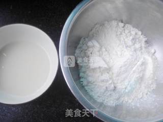 迷你培根鹌鹑蛋披萨的做法步骤：1