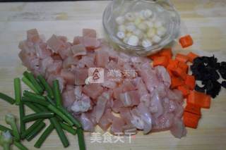 莲子鸡丁的做法步骤：1