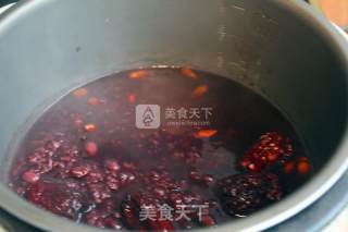 红豆红枣枸杞黑米粥的做法步骤：5