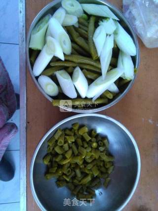 酸豆角炖鲈鱼的做法步骤：2