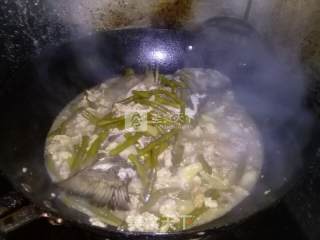 酸豆角炖鲈鱼的做法步骤：6