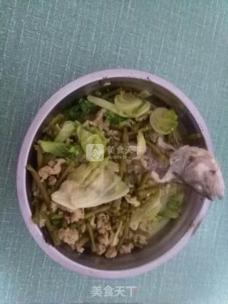 酸豆角炖鲈鱼的做法步骤：7