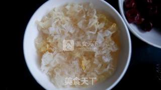 冰糖红枣银耳莲子汤的做法步骤：2