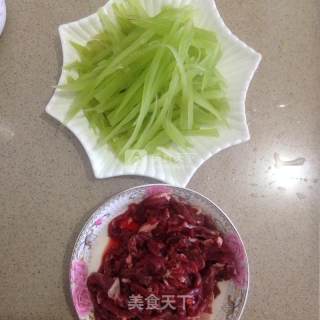 莴笋炒牛肉丝的做法步骤：1