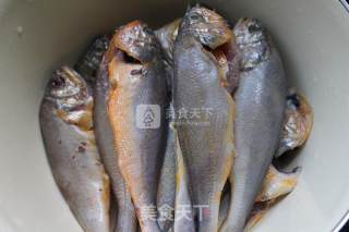 干炸黄花鱼的做法步骤：1