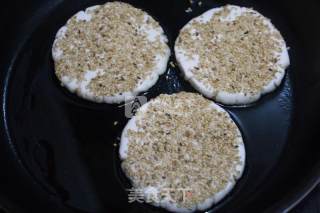 芝麻糯米饼的做法步骤：7