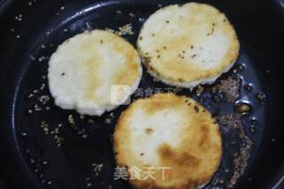 芝麻糯米饼的做法步骤：8