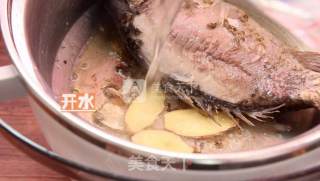 木瓜鲫鱼汤的做法步骤：4