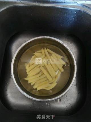 空气炸锅炸出美味薯条的做法步骤：1
