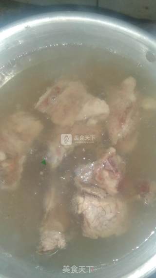 排骨无花果汤的做法步骤：2