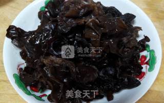 花生米拌胡萝卜木耳的做法步骤：2