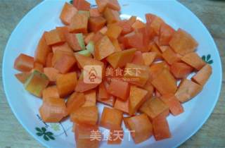 花生米拌胡萝卜木耳的做法步骤：3