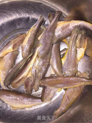酥炸黄花鱼的做法步骤：1