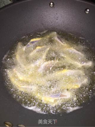 酥炸黄花鱼的做法步骤：4