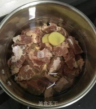 香辣萝卜炖牛腩的做法步骤：1