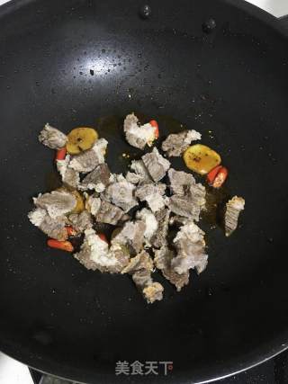 香辣萝卜炖牛腩的做法步骤：8