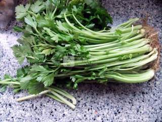 芹菜鸡蛋饼的做法步骤：1
