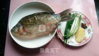 红烧鲫鱼的做法步骤：1