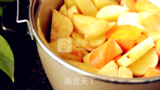 红咖喱鸡块烩杂蔬的做法步骤：2