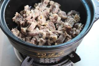 冬季养生牛肉汤的做法步骤：4