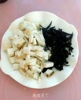 杏鲍菇炒鸡丁的做法步骤：2