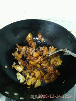 杏鲍菇炒鸡腿的做法步骤：3