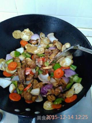 杏鲍菇炒鸡腿的做法步骤：4