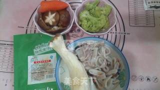 芝加哥酱鱿鱼烩二菇的做法步骤：1