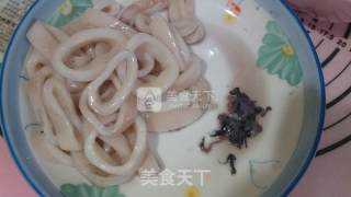 芝加哥酱鱿鱼烩二菇的做法步骤：2