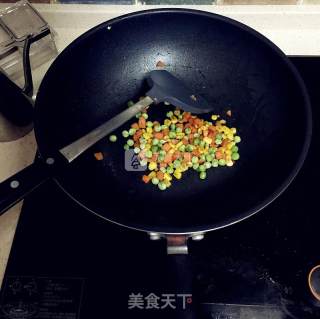 菠萝炒饭的做法步骤：3