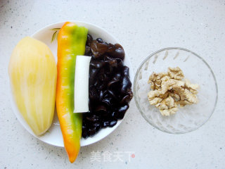 雪莲果炒木耳的做法步骤：1