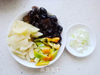 雪莲果炒木耳的做法步骤：2