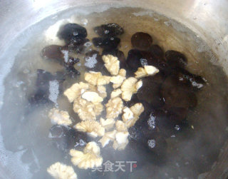 雪莲果炒木耳的做法步骤：3