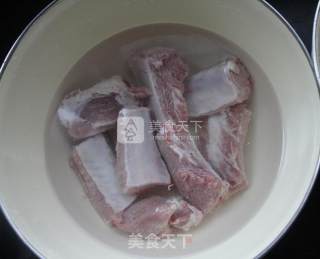 香菇山药排骨养生汤的做法步骤：1