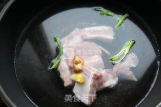 香菇山药排骨养生汤的做法步骤：2
