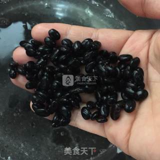 黑豆炖鸡爪的做法步骤：1