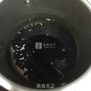 黑豆炖鸡爪的做法步骤：2