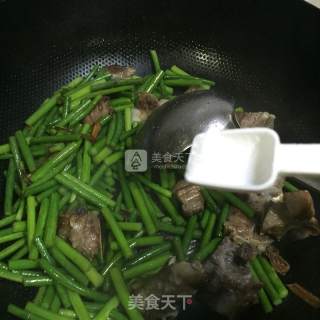 蒜苔排骨的做法步骤：6