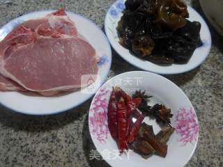 黑木耳烧大排的做法步骤：1