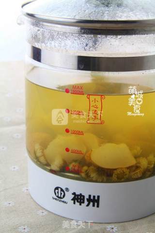 养生茶--冰糖雪梨菊花水的做法步骤：3
